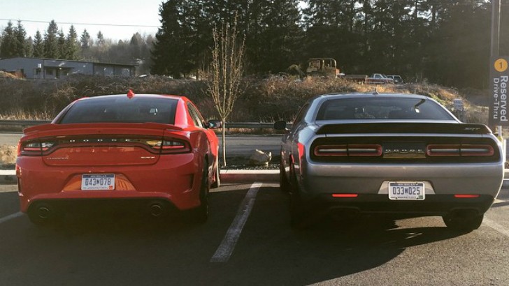 2015 Dodge Challenger SRT Hellcat vs 2015 Dodge Charger SRT Hellcat
