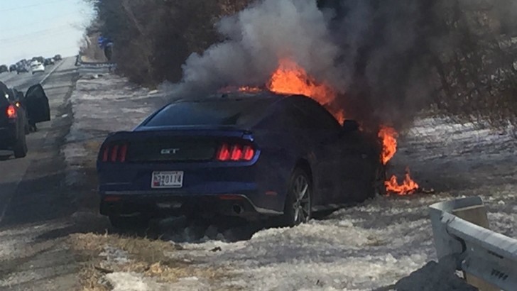 2015 Ford Mustang catches fire
