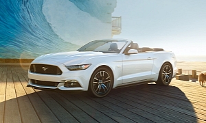 2015 Ford Mustang Convertible Looks Flashy in Oxford Black and White