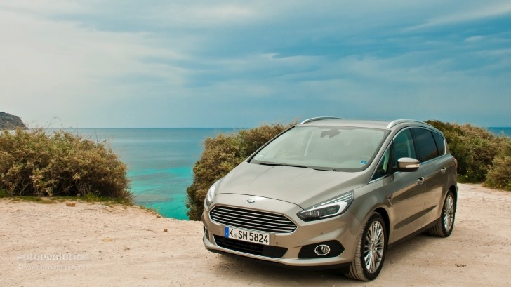 2015 Ford S-Max in nature