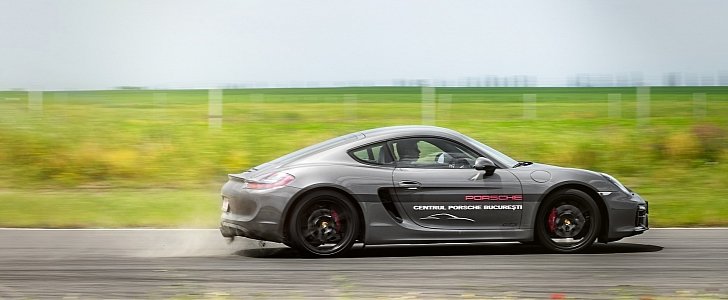Porsche Cayman GTS drifting