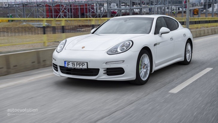 2015 Porsche Panamera S E-Hybrid driving