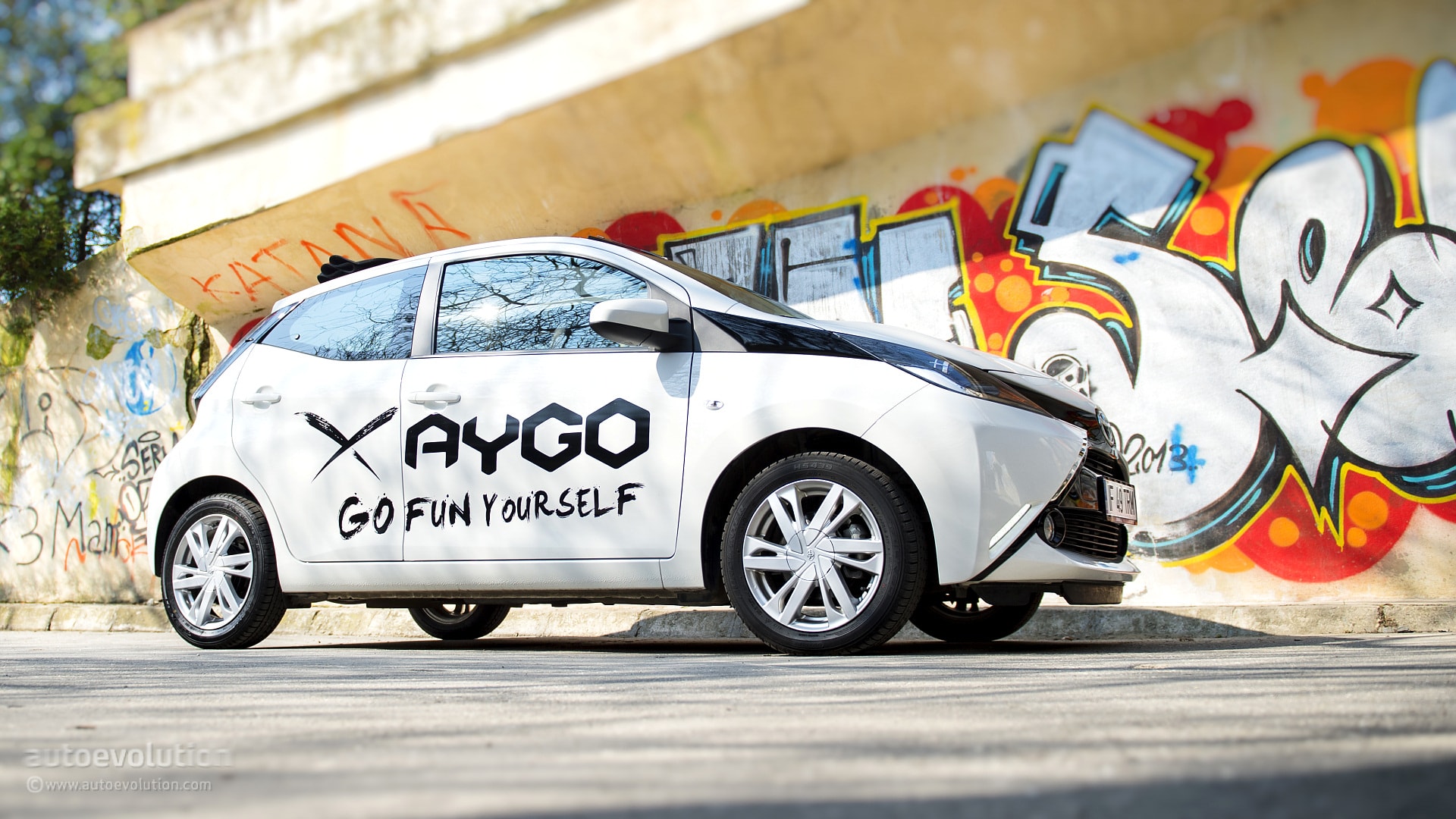 2015 Toyota Aygo X-Wave Photo Gallery