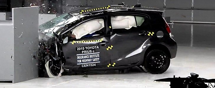2015 Toyota Prius c small overlap IIHS crash test