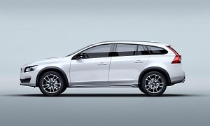 2015.5 Volvo V60 Cross Country Gets Priced for the United States <span>· Video</span>