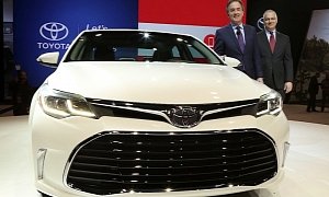2016 Toyota Avalon Shows Off New Face at Chicago Auto Show