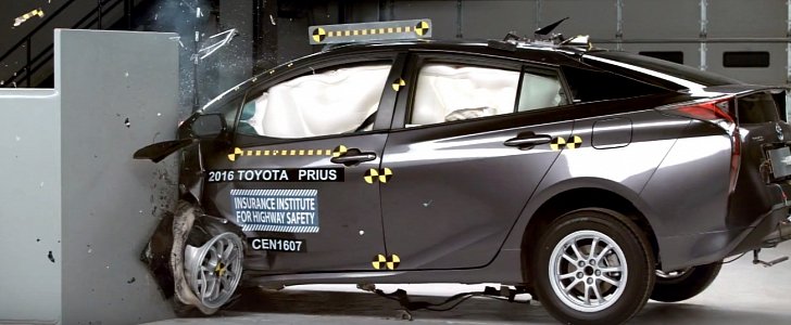 2016 Toyota Prius IIHS Crash Test