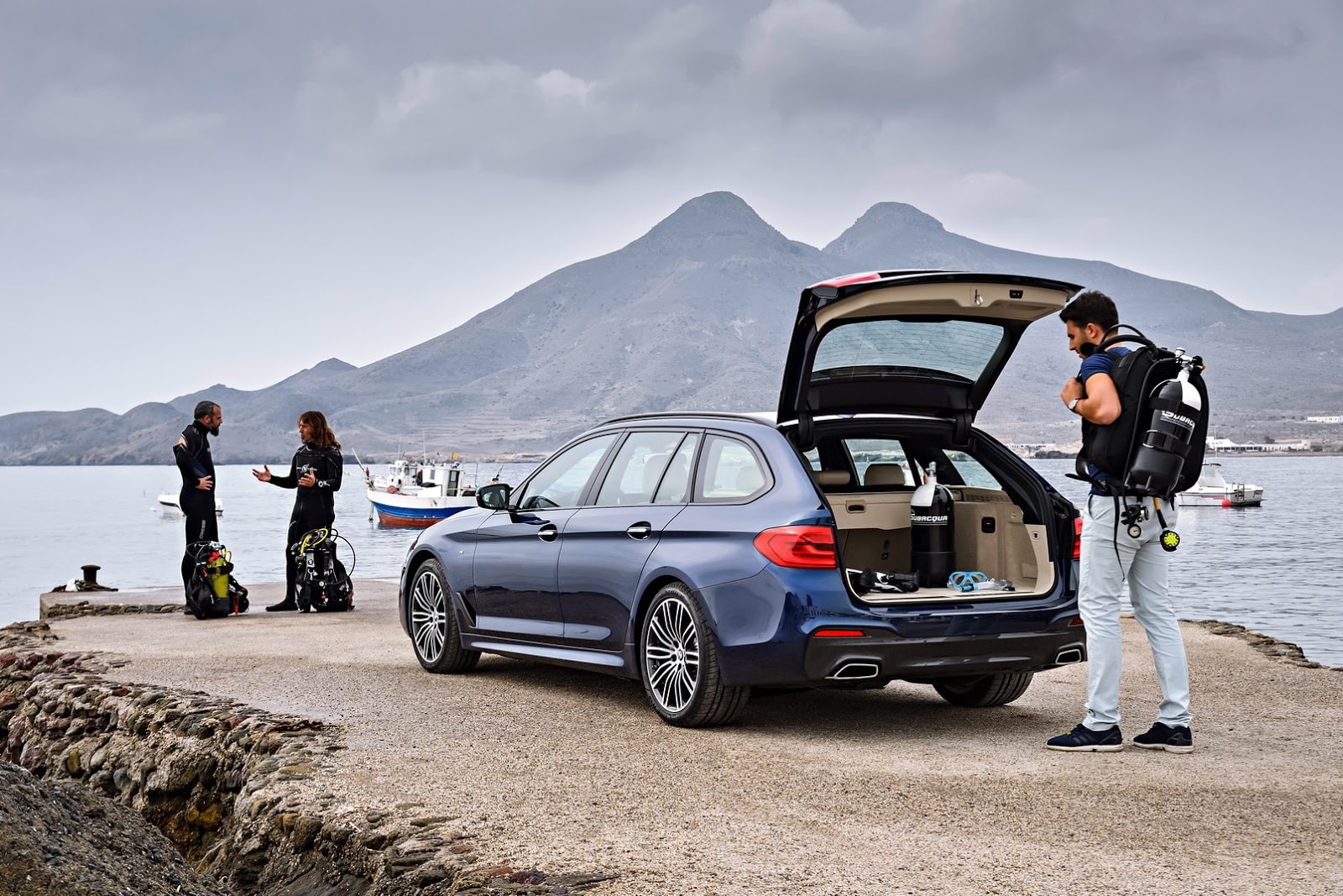 G31 BMW 5 Series Touring unveiled - 1,700-litre boot 