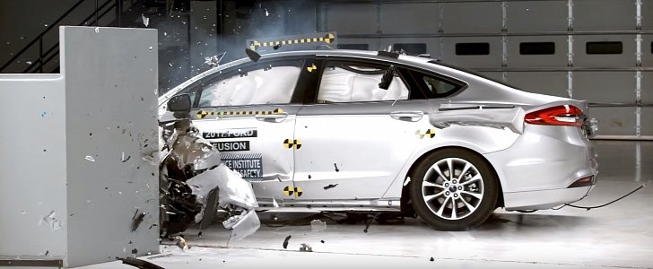 2017 Ford Fusion IIHS crash test