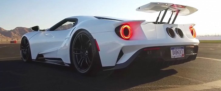 2017 Ford GT entering Race Mode