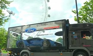 2017 Ford GT Tours London As If It Were a Toy Car, People Adore It