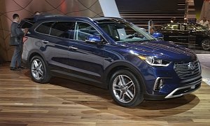 2017 Hyundai Santa Fe Thinks It's Got a Sexy Facelift in Chicago
