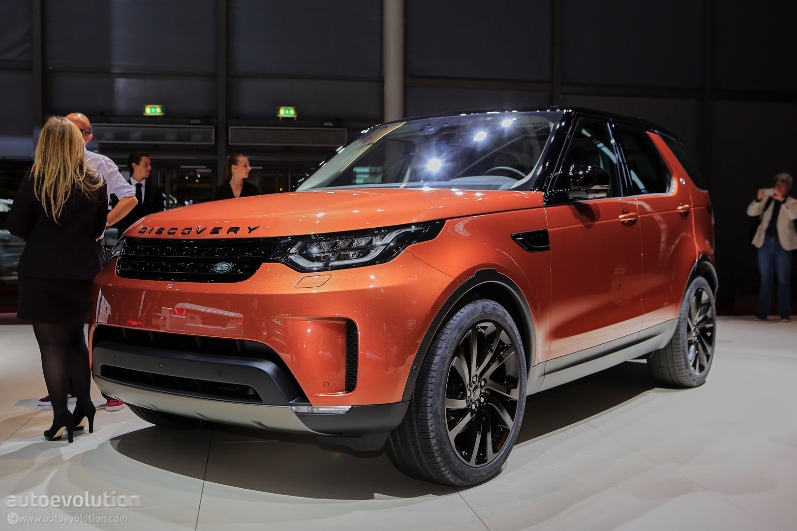 2017 Land Rover Discovery Presented In Paris As the Brand's “Most Versatile  SUV” - autoevolution