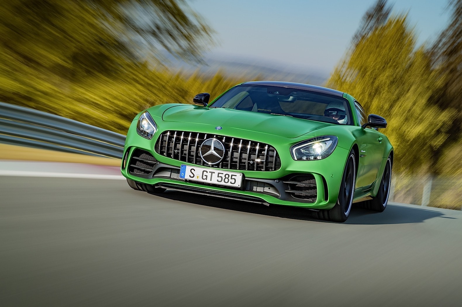 2017-mercedes-amg-gt-r-goes-official-wit