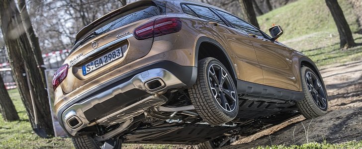 2018 Mercedes GLA Videos Show Canyon Beige and Jupiter Red Paint