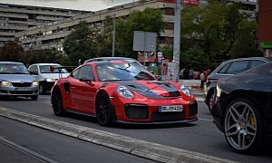 2018 Porsche 911 GT2 RS Lights Up a Traffic Jam in Serbia