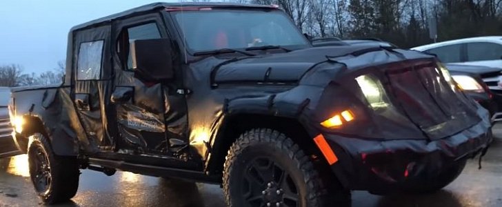 2019 Jeep Wrangler Pickup (Scrambler) Spotted in Traffic, Driver Tries to Run