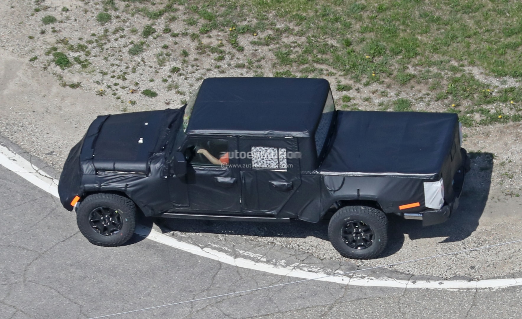 2019 Jeep Wrangler Pickup Truck Spied, Prototype Tries to Hide Its Size -  autoevolution