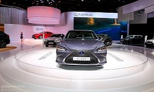 2019 Lexus ES Looks Out of Place at Paris Motor Show