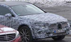 2019 Mercedes-Benz GLA-Class Lingers in Front of the Lens at Traffic Light