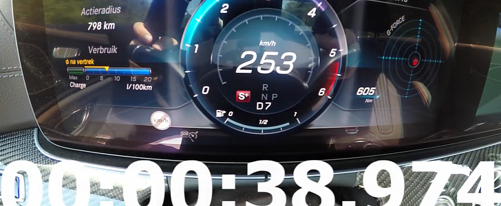 2019 Mercedes CLS 400 d Accelerates Smoothly Past 250 KM/H