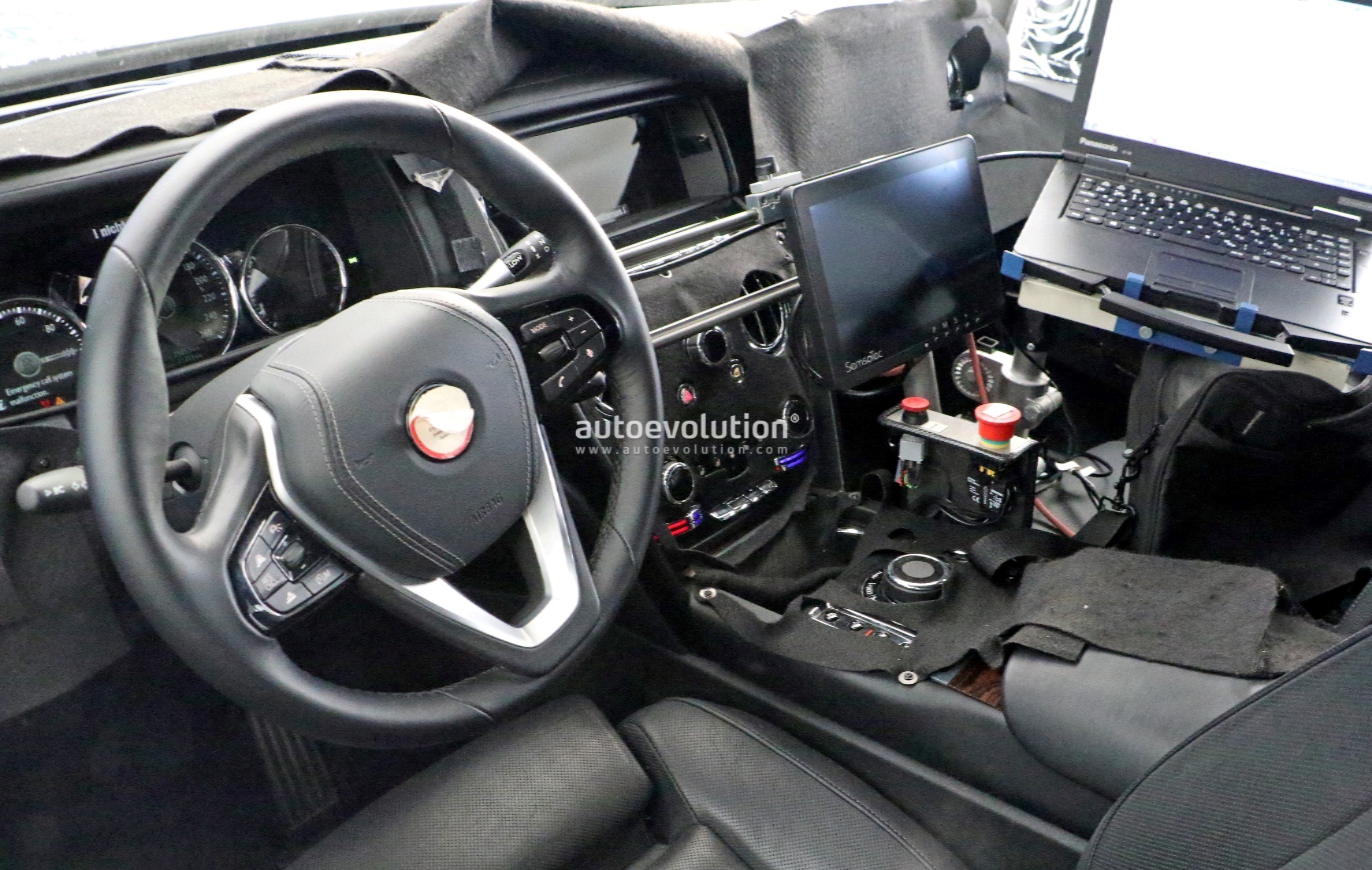 Spied 2019 Rolls Royce Cullinan Interior Has A Phantom Like Center Console Autoevolution