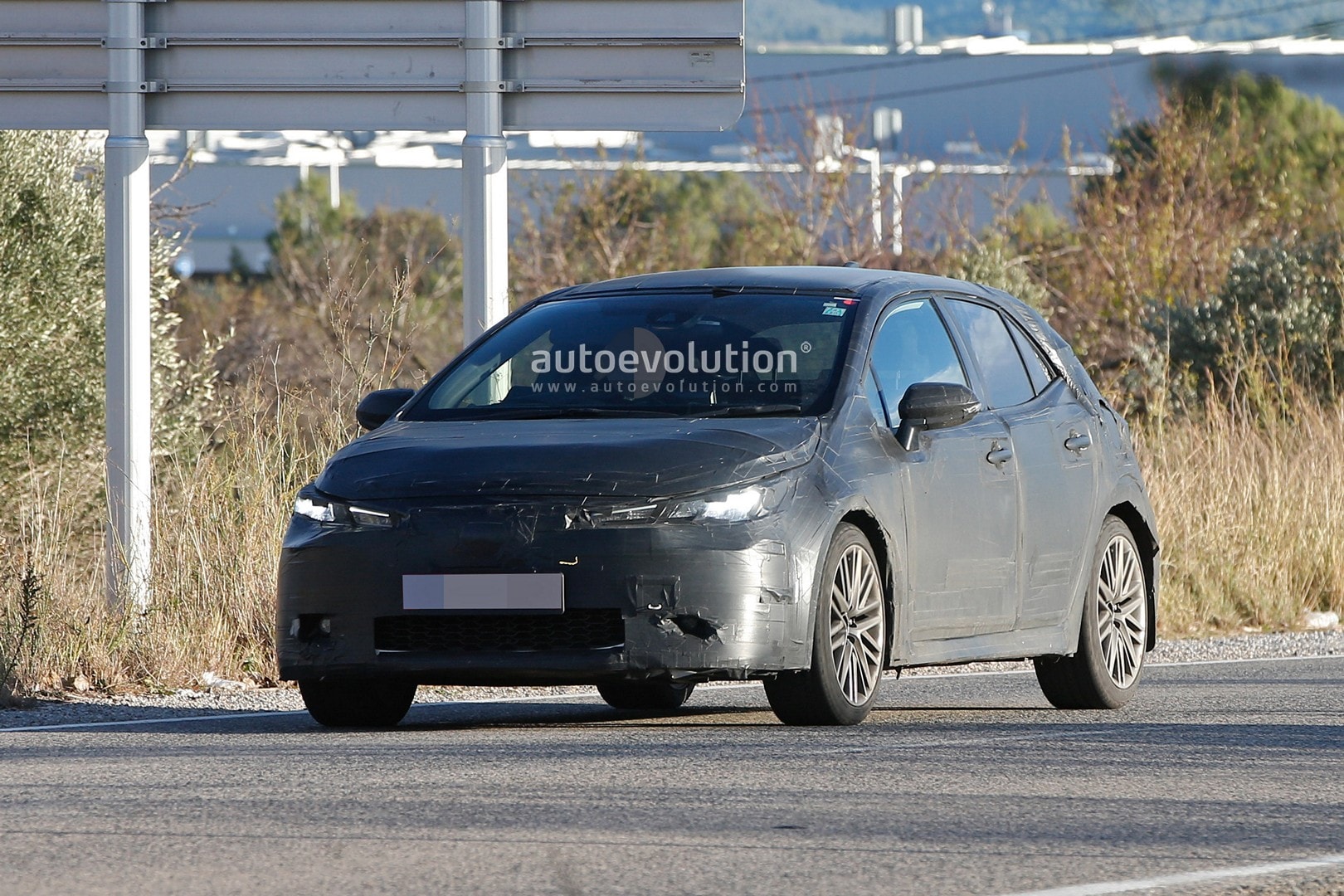 2019-toyota-auris-spied-with-production-body-122236_1.jpg