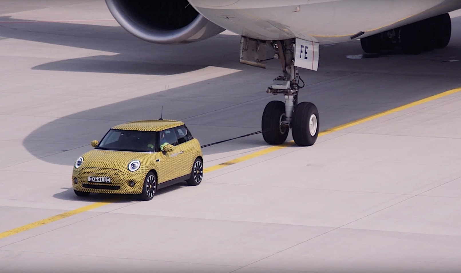 Electric 2020 MINI Cooper SE Flexes Muscles and Tows a Boeing 777F Down a  Runway - autoevolution