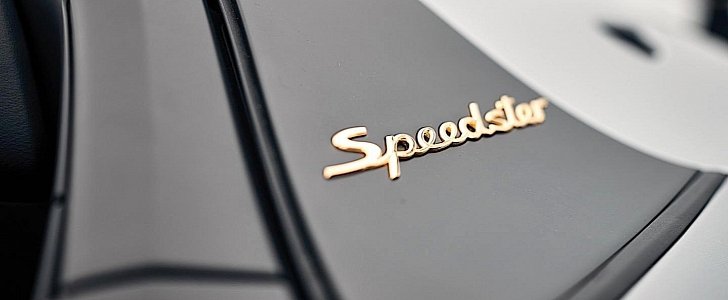 Gold-plated logo Porsche 911 Speedster