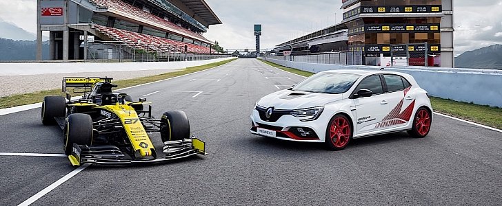 2020 Renault Megane RS Trophy-R and Renault F1 car