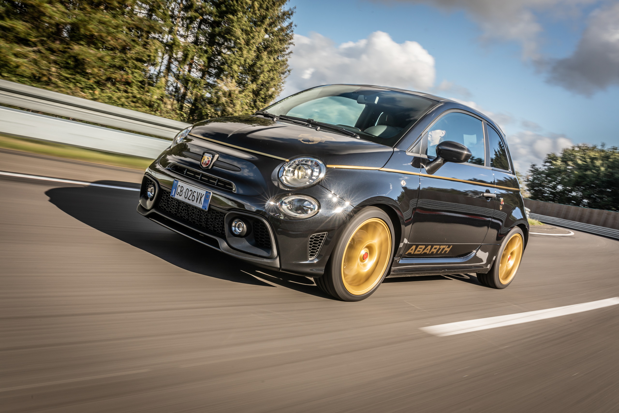 https://s1.cdn.autoevolution.com/images/news/2021-abarth-595-scorpioneoro-is-a-limited-affair-tiny-hot-hatch-166603_1.jpg
