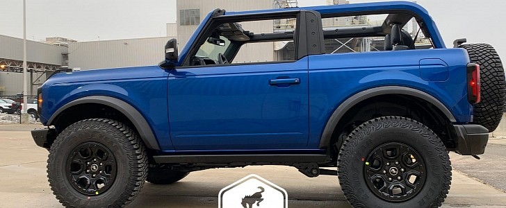 2021 Ford Bronco First Edition in Lightning Blue with Navy Pier interior
