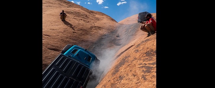 2021 Ford Bronco Helps a Stuck Jeep Wrangler Rubicon on Hell’s Revenge