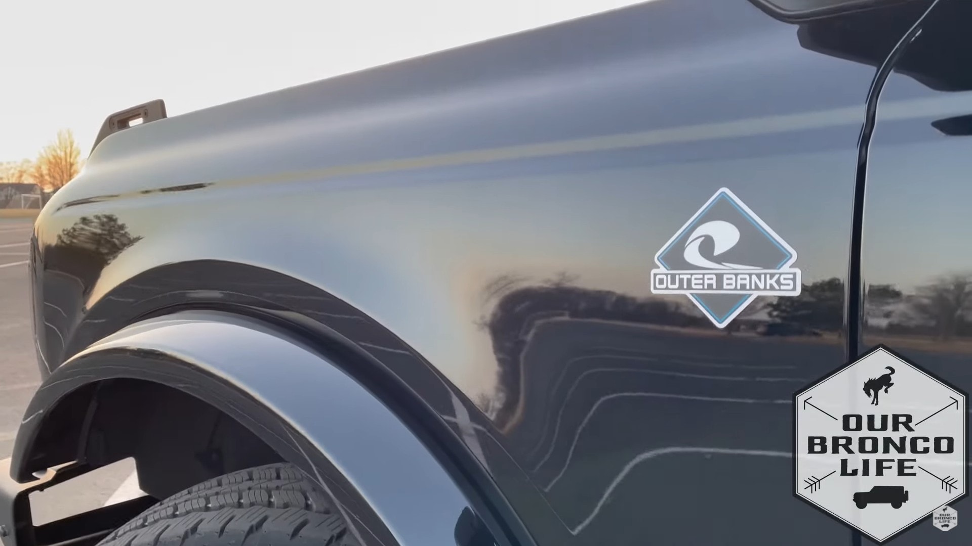 2021 Ford Bronco Outer Banks Videos Deliver a Navy Pier vs. Black Onyx  Battle - autoevolution