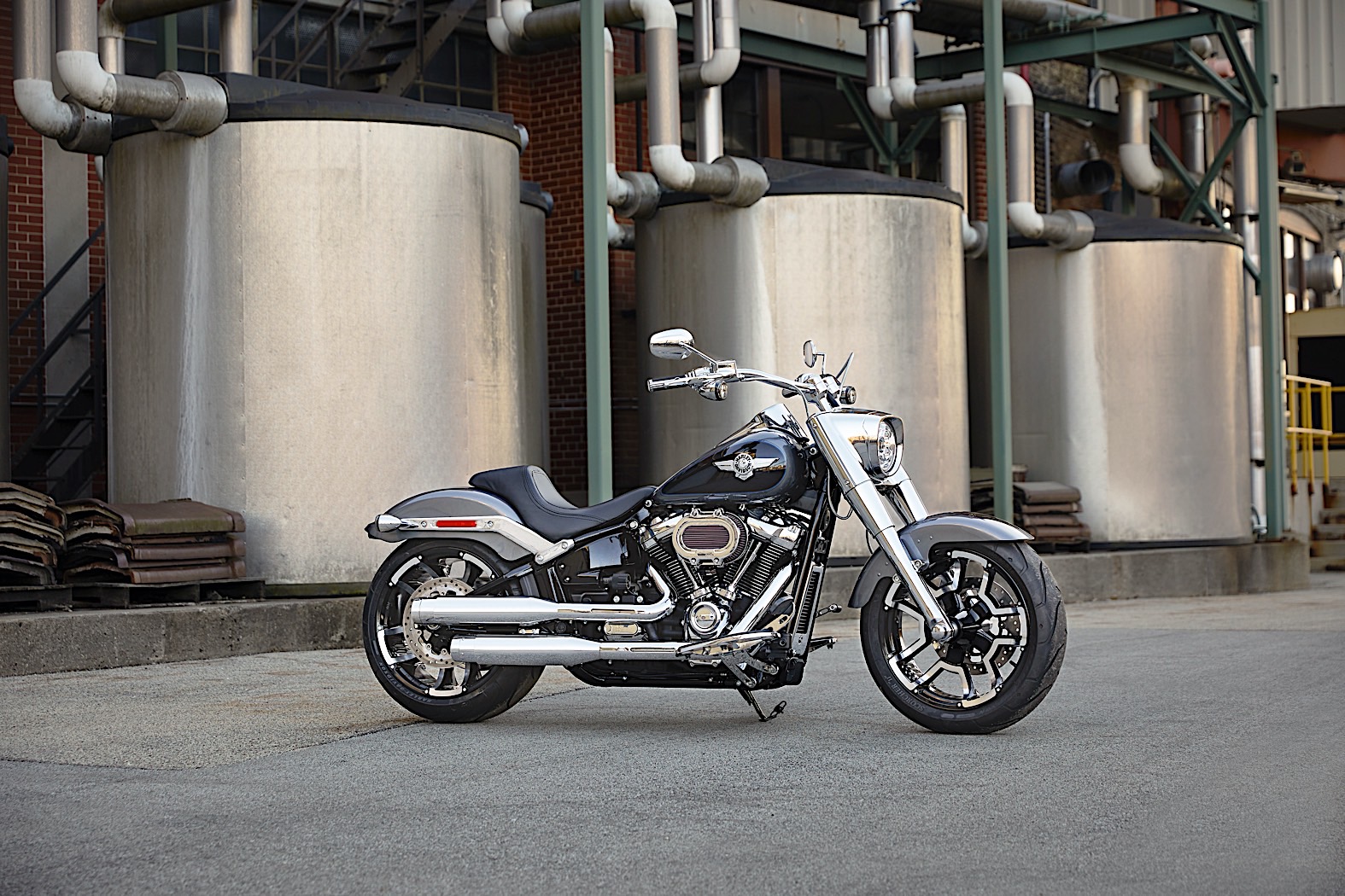 2021 Harley Davidson Fat Boy Packs The Bulk Of Accessories Available In 2021 Autoevolution