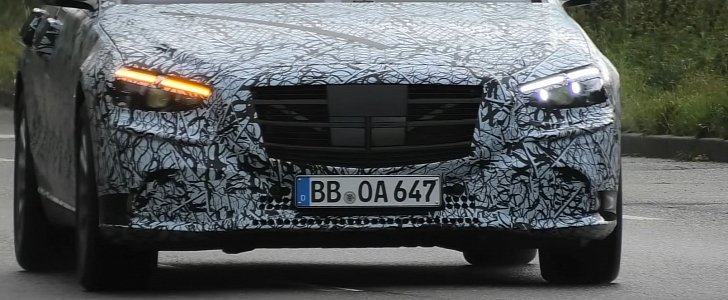 2021 Mercedes S-Class Filmed in Detail, Blinks Its Headlights