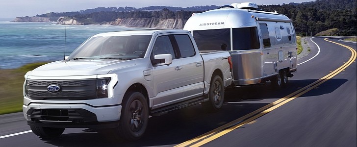 2022 Ford F-150 Lightning towing