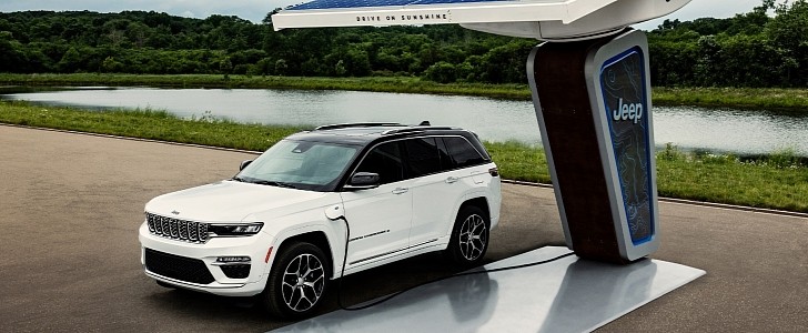 2022 Jeep Grand Cherokee 4xe Is Revealed For The First Time, Runs on Sunshine