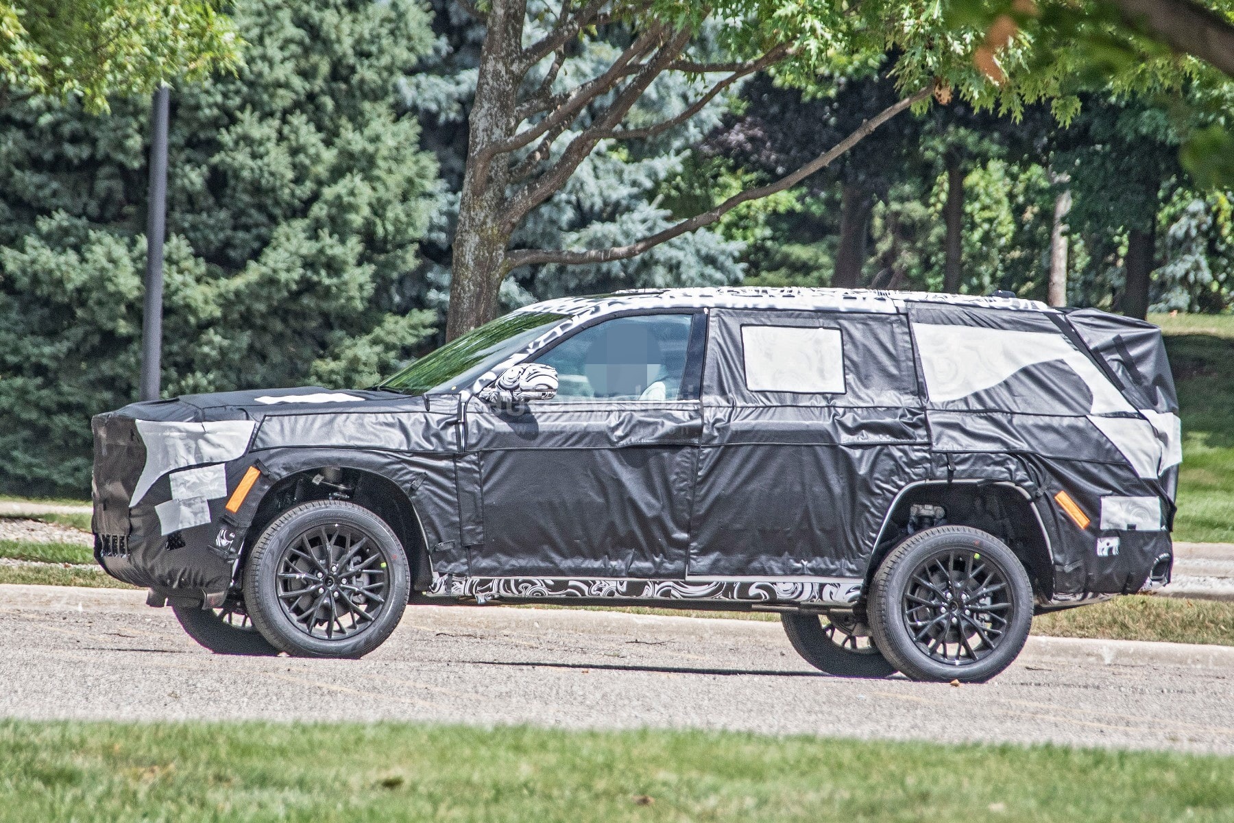 2022-jeep-grand-cherokee-based-large-suv-spied-with-air-suspension-146878_1.jpg