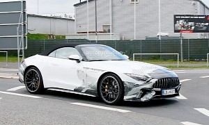 2022 Mercedes-AMG SL Loses Almost All Camouflage, it Looks Like an Arrow