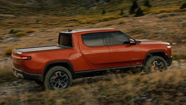 2023 Rivian R1T gets official 328-mile EPA estimate, beats all other electric trucks