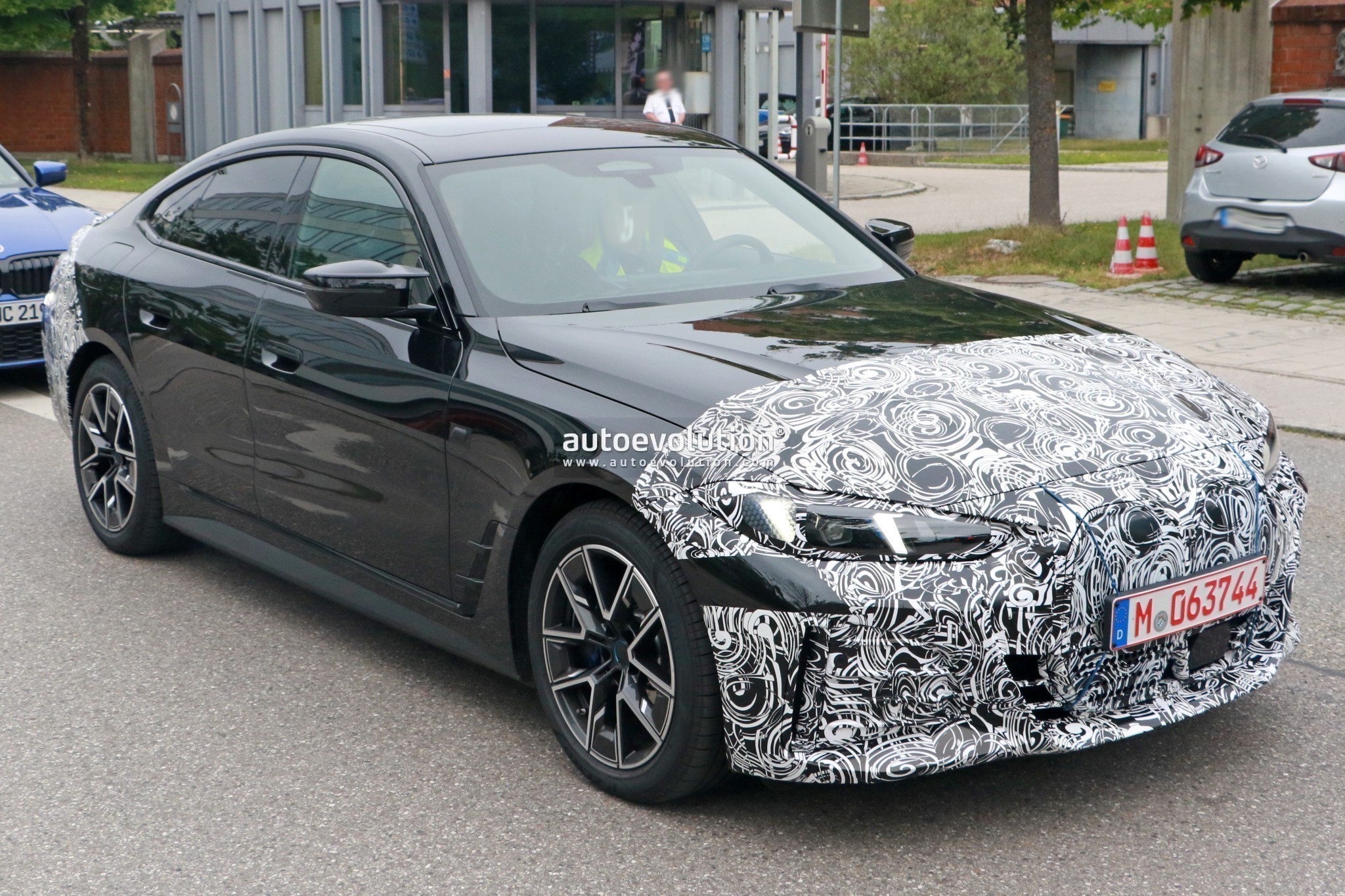 2025 BMW i4 LCI Prototype Reveals New Headlight Design, Old Kidney Grille -  autoevolution