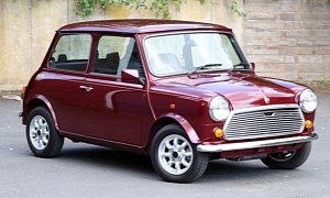 25-Year-Old Mini Put Up for Sale Because Prospective Owners Can’t Fit Inside