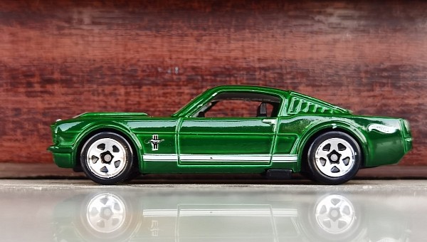 26 Minutes of Hot Wheels Commercials Will Have You Spending a Fortune on Diecast Cars
