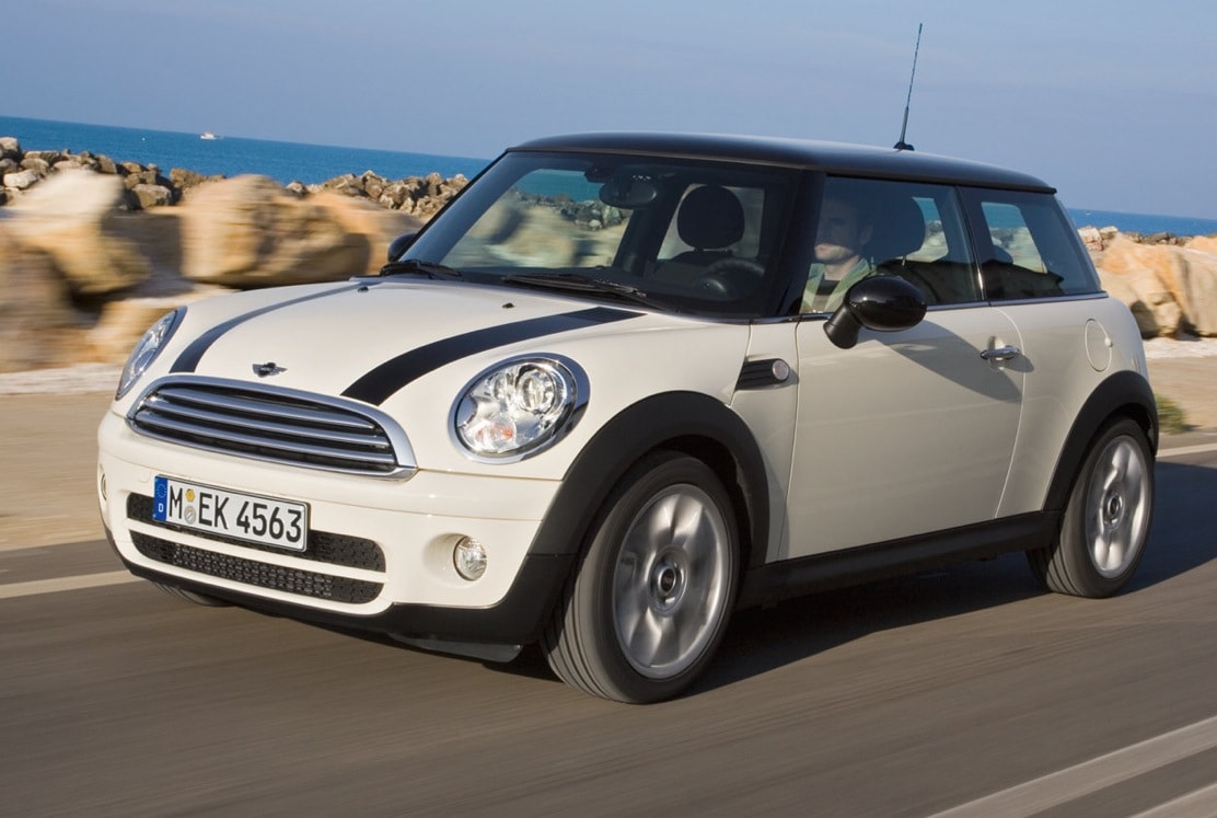 28 People Will Attempt to Squeeze into a MINI Hatch - autoevolution