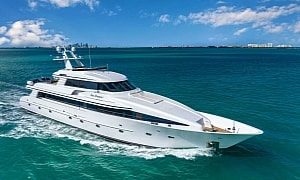 29-Year-Old American Luxury Yacht Sold for Less Than $6 Million