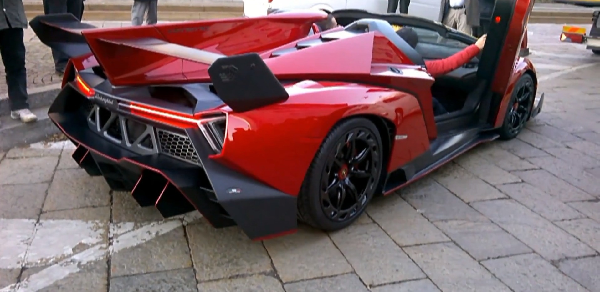 3.3 Million Euro Lamborghini Veneno Spyder Has Curb ...