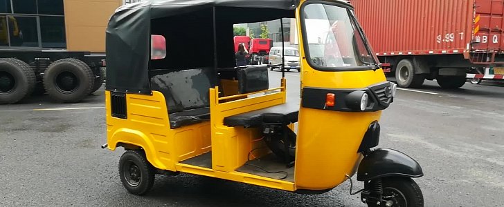 4-year-old girl smashes father's tuk tuk in stall in busy Chinese market