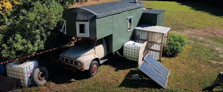 1960s Bedford house truck serves as base for self-sufficient tiny home
