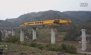 580-Ton Monster Is Building Massive Bridges in China, Looks Scary